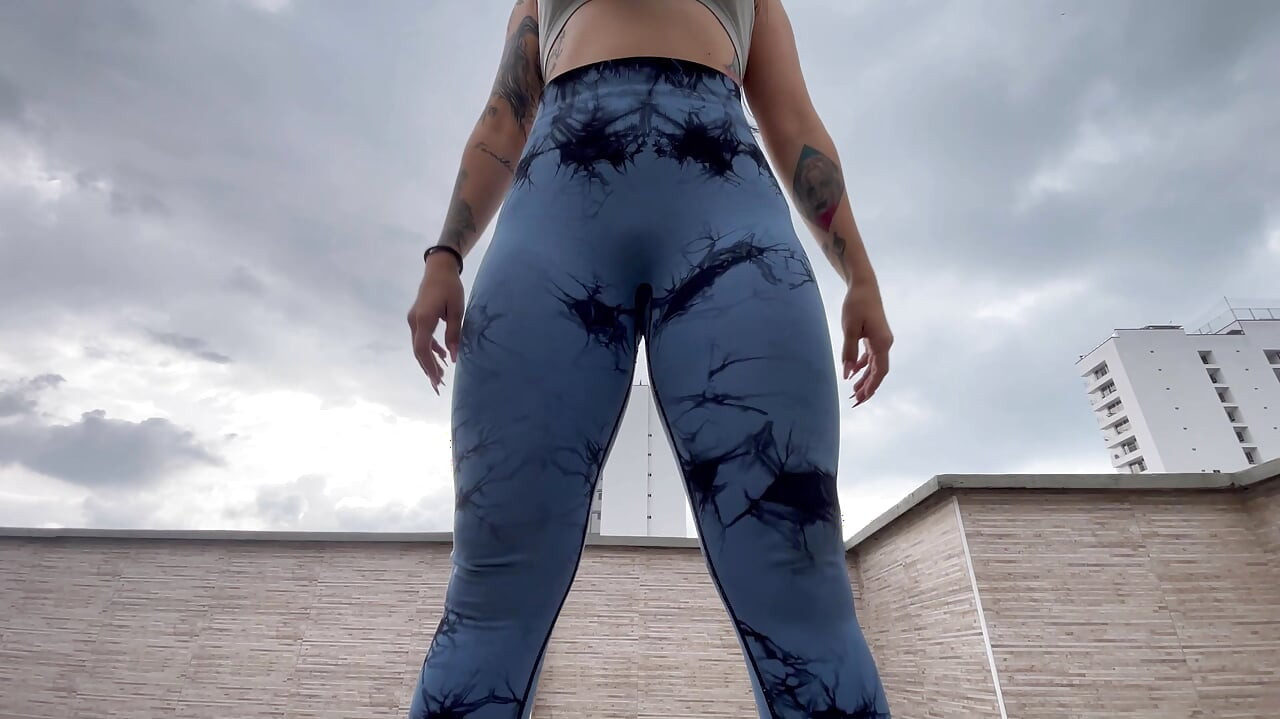 Ich ficke beim Training einen schönen Schwanz und zerreiße meine Leggings
