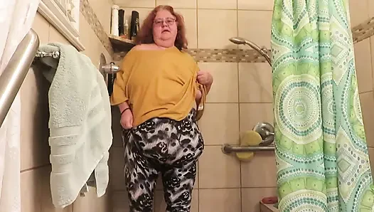 Göğüslerimin göbeğine ve götüme koyan çikolata serpişleriyle oynuyorum