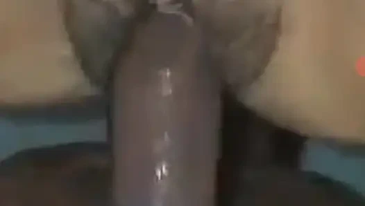 Она сквиртует так много времени, что она хихикает своим телом ради ощущения, которые она получила от моего хуя