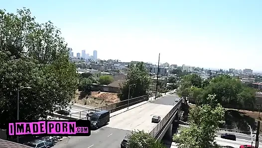Komşunun ateşli üvey kızını sikiyor