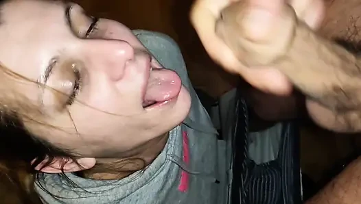 Глотание члена в настоящем домашнем любительском видео, глубокая глотка, сперма в рот, подборка