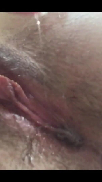 Mesti lihat detik dari "Sangat berbulu selepas orgasme semasa ovulasi. Awek mengongkek pepek dildo berbulu di sisinya"