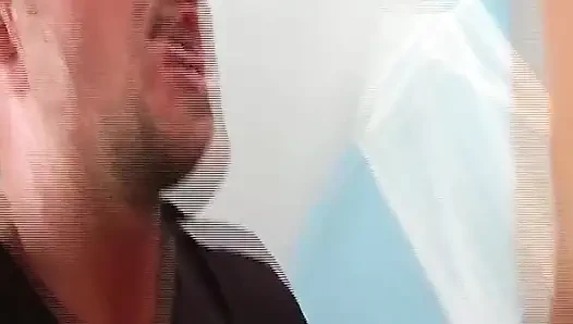 Sarışın kırmızı oyuncağı sert anal sekste derine alıyor