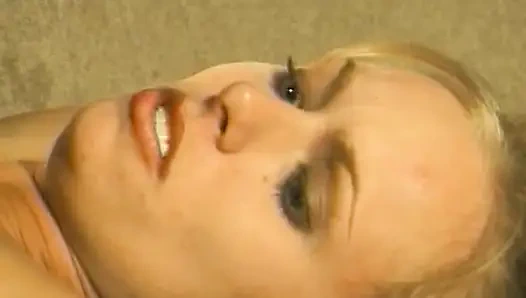 Sarışın sekreter ofiste sıkı anal deliğini siktiriyor