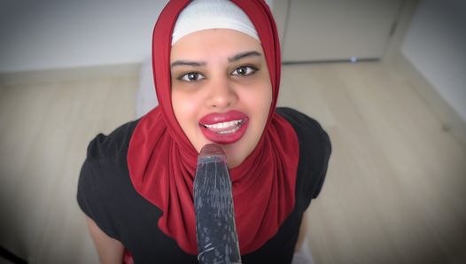 Arabische stiefmoeder die hijab draagt, berijdt dildo.