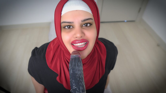 Une belle-mère arabe en hijab chevauche un gode.