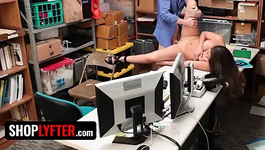 Shoplyfter, das schüchterne mädchen shane blair bekommt ihre muschi mit sperma bedeckt, um Ärger mit dem gesetz zu vermeiden