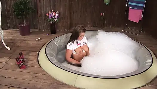 Сексуальная девушка трахается в киску, лижет большой член, сосет