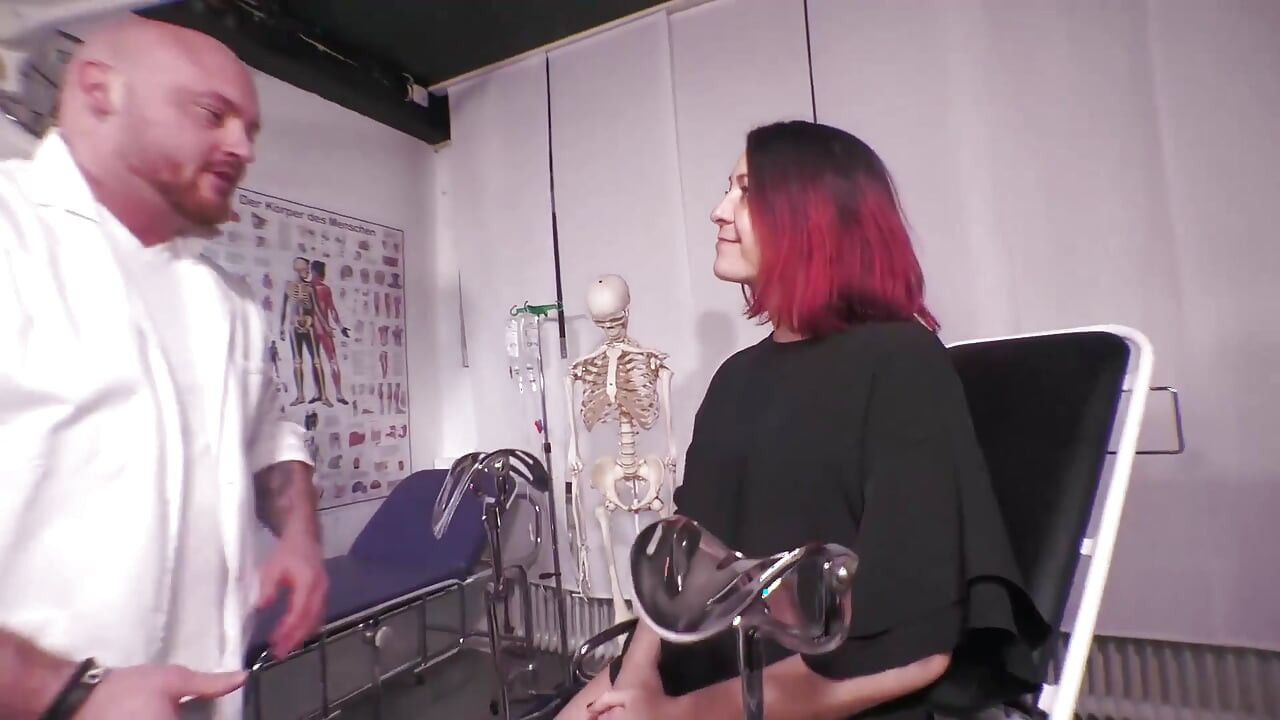 Aku akan memberinya apa yang dia butuhkan! Cewek sange ini lagi asik jilat sperma!