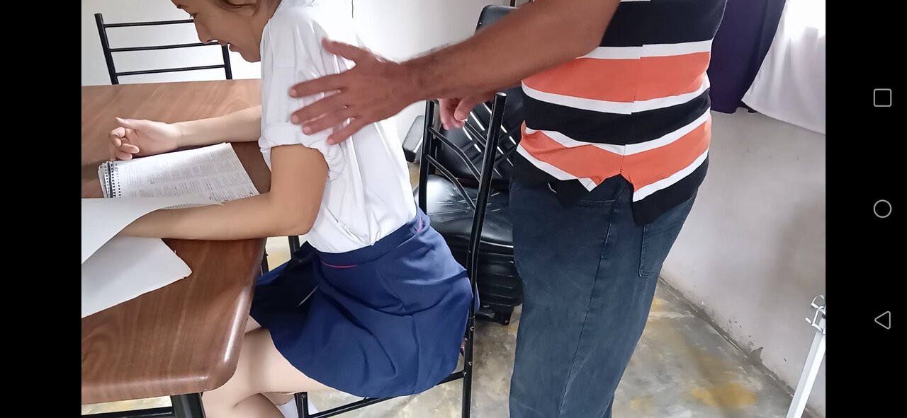 我不忠和变态，老师在我的肩膀上摩擦他的鸡巴，我给他一个很好的口交并吞下他的负担