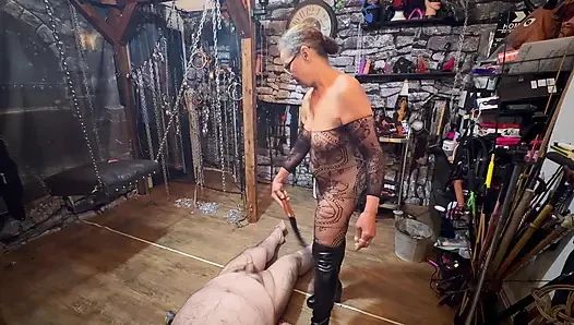 Bölüm 3:- Domina Galler'deyken Siyah Berry orta yaşlı seksi kadın booboo'yu tutuyor ve gözünün önünde. Ona tükürmek vb.