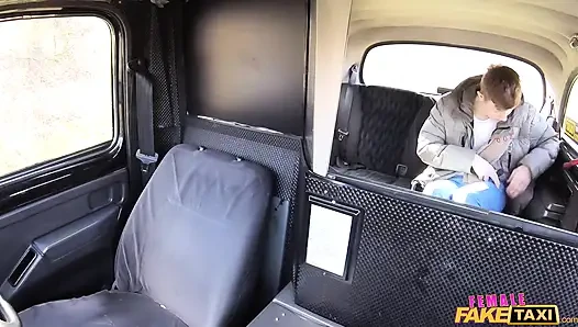 Kadın sahte taksi - masum genç turist baştan çıkarılıyor