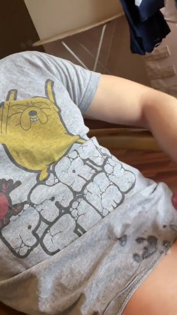来自“青少年男孩手淫漂亮的鸡巴和在t恤上激烈高潮的关键时刻呻吟手淫”