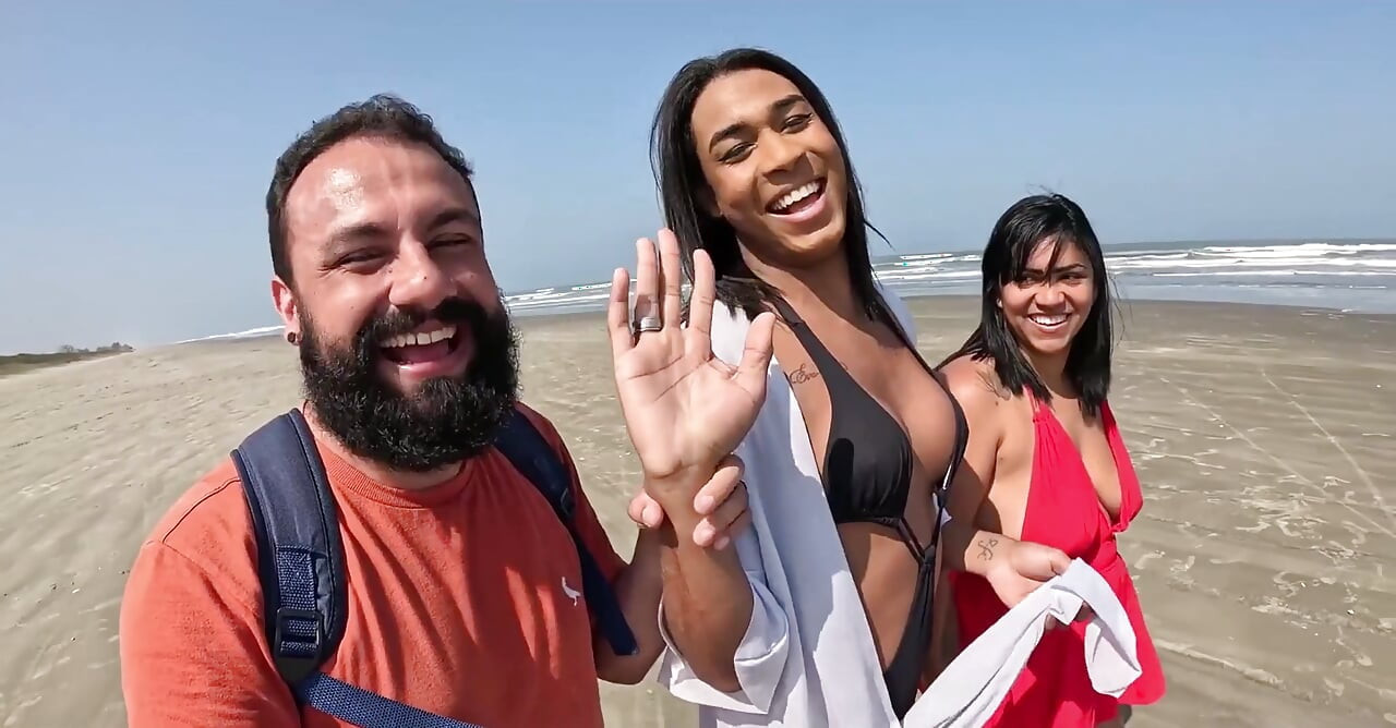 Baianinha trans plajda çifti sikiyor