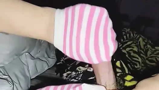Seksi ateşli pembe ve beyaz çizgili çoraplı çoraplı elle muamele