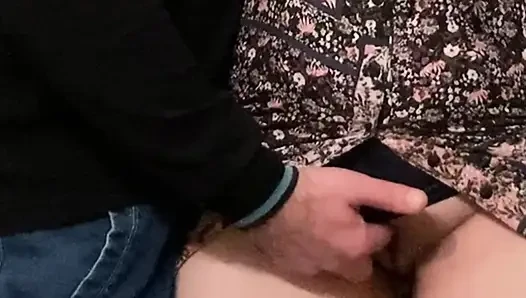 Sexy MILF bekommt ihre Klitoris in einer U-Bahn gerieben