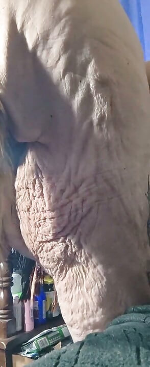 This Huzzy Tease Squirting to Her Knees