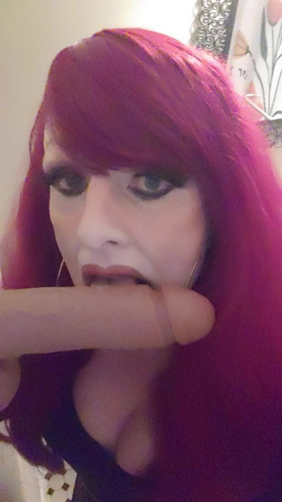 Chica rosa de pelo largo con su juguete