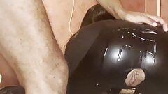 구멍이 뚫린 가죽 수트를 입은 흑인 미망인을 위한 하드 도기 스타일