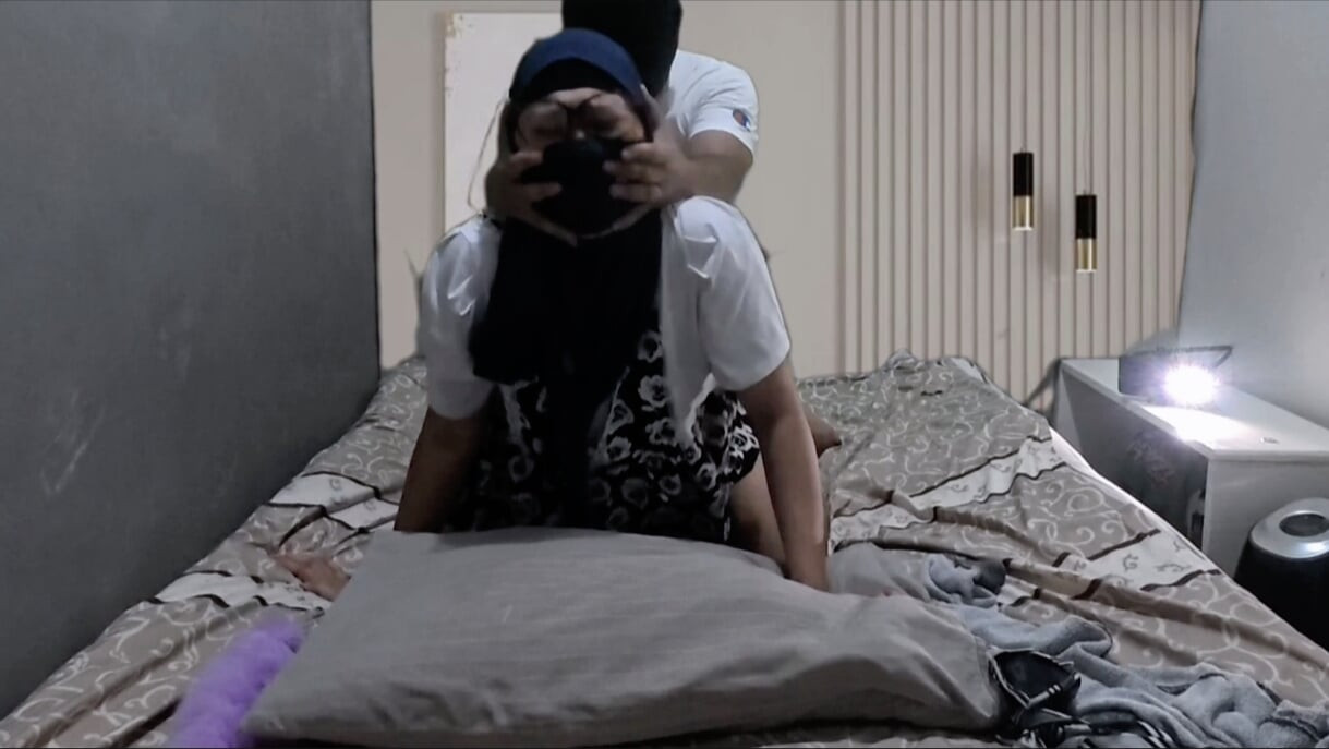 Istri nakal indonesia ngajarin seks anal bareng pacarnya yang doyan selingkuh sama pacarnya Cewek sange ini dicrot di dalam sama