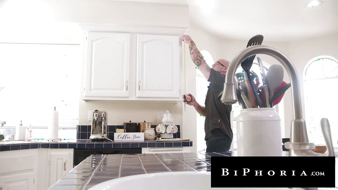 Biphoria - el contratista revisa más que la casa - devora la polla de su esposo mientras golpea a la esposa de ébano!