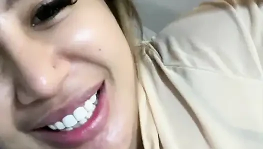 Sevimli kız rastgele izleyiciler tarafından sikilmek istiyor
