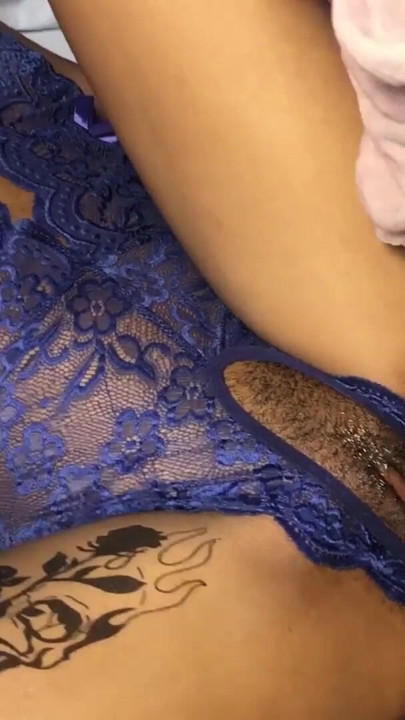 Anh ấy móc cua âm hộ của tôi trong khi làm cho naples của tôi cứng | Đoạn video ngắn 1
