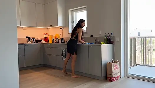 Doğal memeli ateşli orta yaşlı seksi kadın orgazm olana kadar sert biniyor