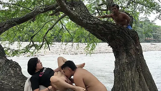 Kurcaci pohon itu masturbasi seperti orang gila sampai dia cums menonton pasangan seksi bercinta di tepi sungai di udara terbuka