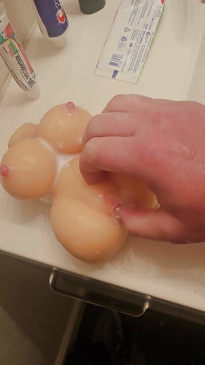 Fuzzy femboy bawi się ulubioną zabawką przed prysznicem