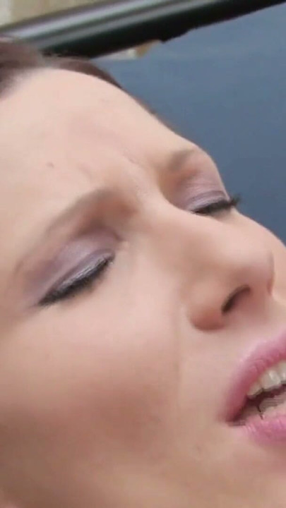 Bruneta cu pizdă fierbinte și strâmtă, vecina, aduce un dildo cu două capete pentru orgasme multiple și intense | Clip 3