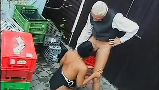 Genç zenci kız arka barda sikiliyor ve büyük yarakla ağzına boşalıyor