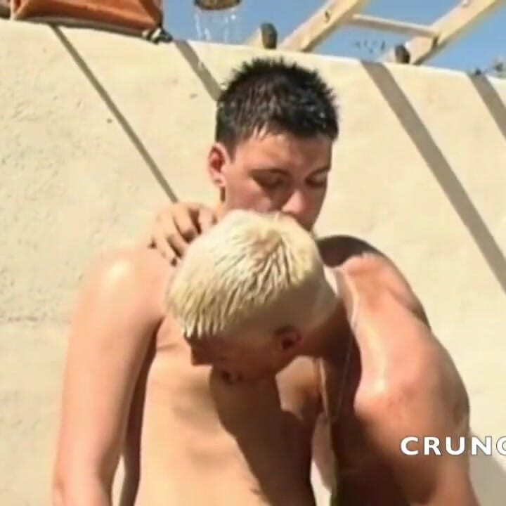 Giovane ragazzo etero scopa all'aperto il suo amico gay 9