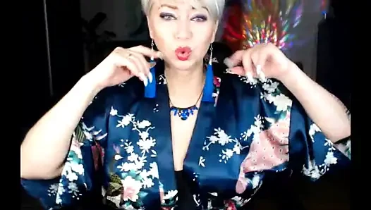 Классная шлюха Aimee перед вебкамерой, ее большие натуральные сиськи, раздвигающееся очко и ее мирские взгляды на жизнь ))