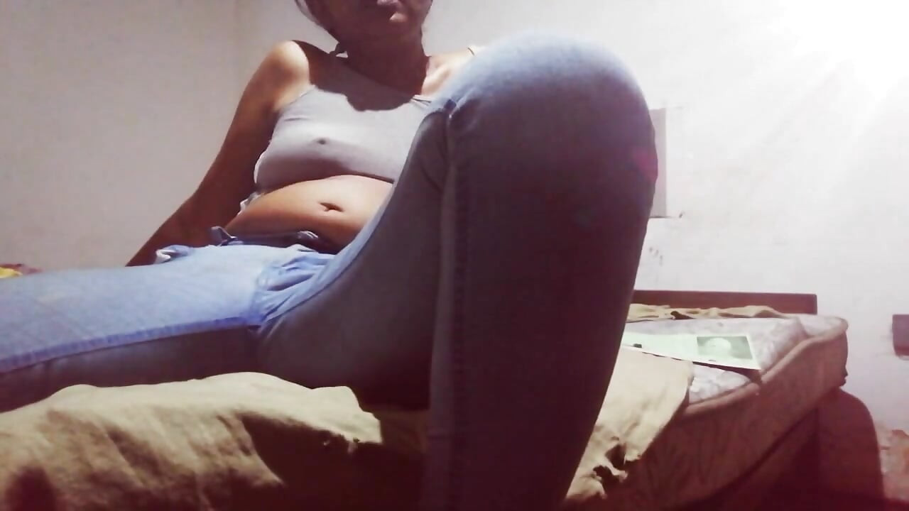 Meine schwägerin verführt mich ohne bh, der die brustwarzen knallt