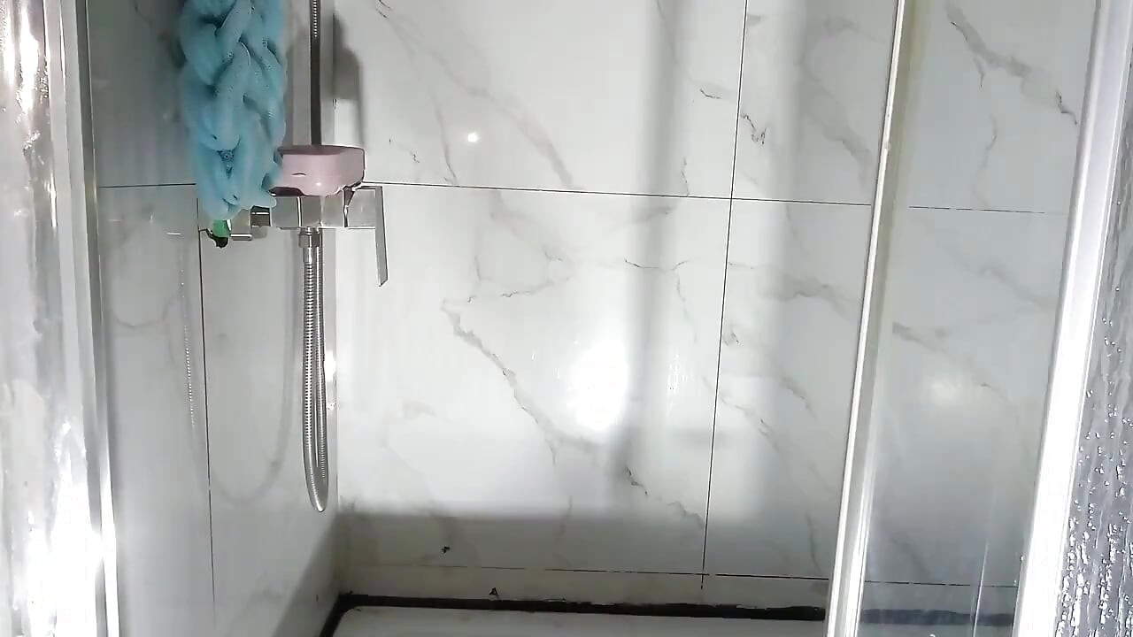 샤워실에서 큰 자지를 빨면서 매우 흥분해서 그에게 나를 박아 달라고 부탁했어요