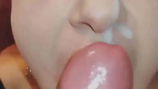 Отличный минет, сперма мне в рот и лицо.