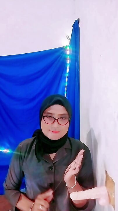 Hijab Teacher Checks and Disciplines Student’s Cock
