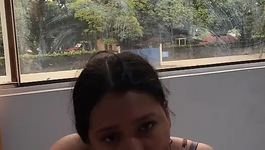 Она любит прыгать меня на член, пока все проходят мимо окна