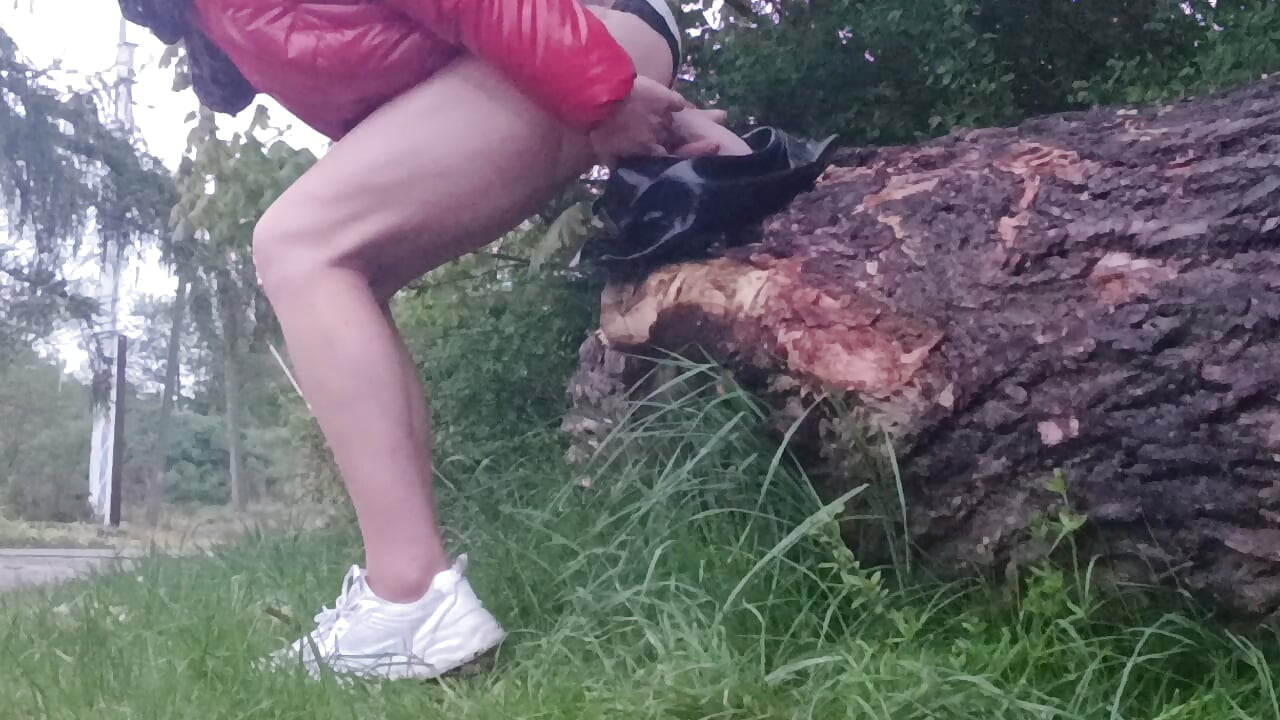 Anal Gabriella while walking