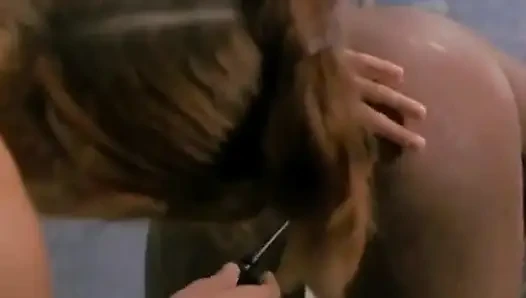 Hizmetçiye lavman veriyor