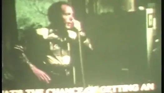 Vintage - cewek dengan memek berbulu lagi asik nyepong kontol besar di pesta seks threesome