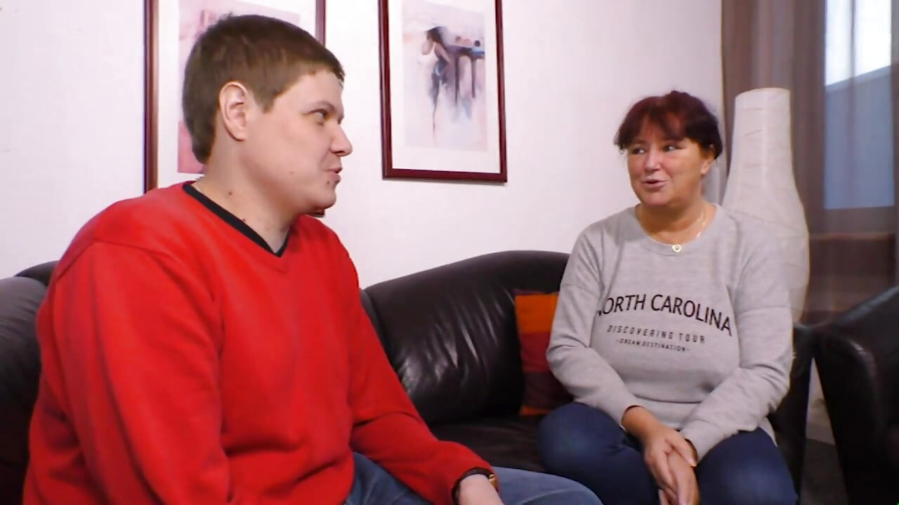 Milf dolofană tatuată cu țâțe uriașe iubește pula tânără în pizdă în gură