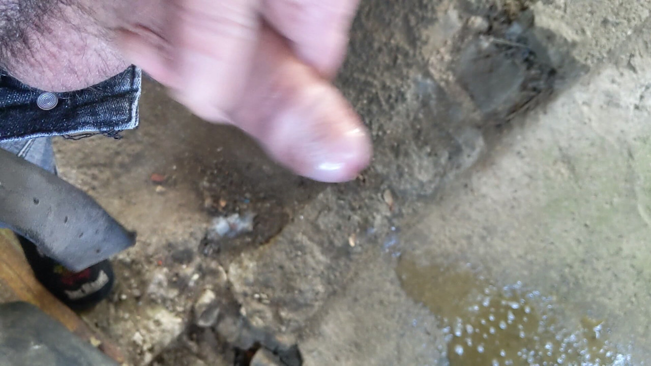 เขาฉี่ในโรงงานที่ไม่ใช้แล้ว