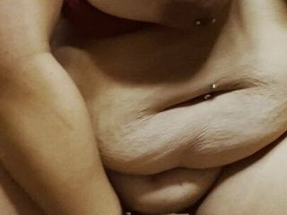 BBW-Schätzchen mit gepiercten Nippeln reitet einen großen Dildo!