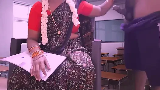 Roja, seorang guru yang sudah menikah dan tidak terhambat, membantu masturbasi