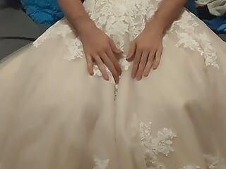 Беру в постель использованное свадебное платье бывшей невесты