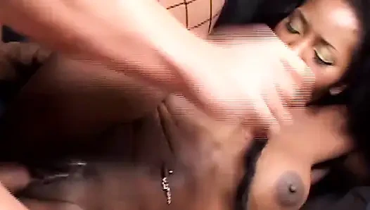 Черная красотка раздвигает бедра