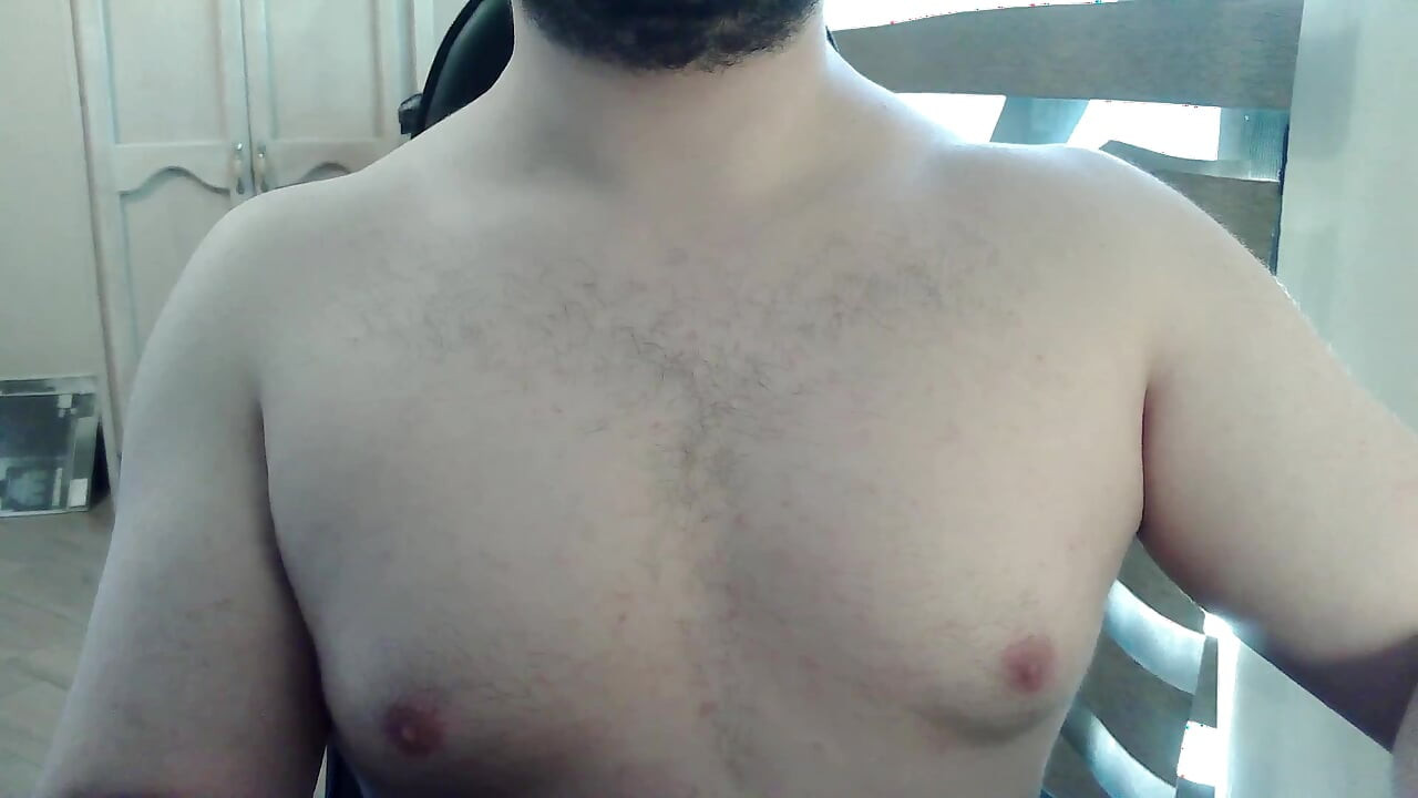 Muscular camboy works out his upper body