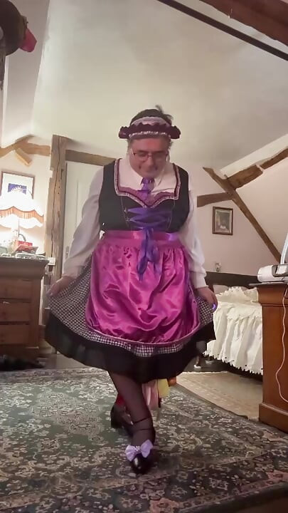 Ek din ke lie naukrani dirndal poshak men